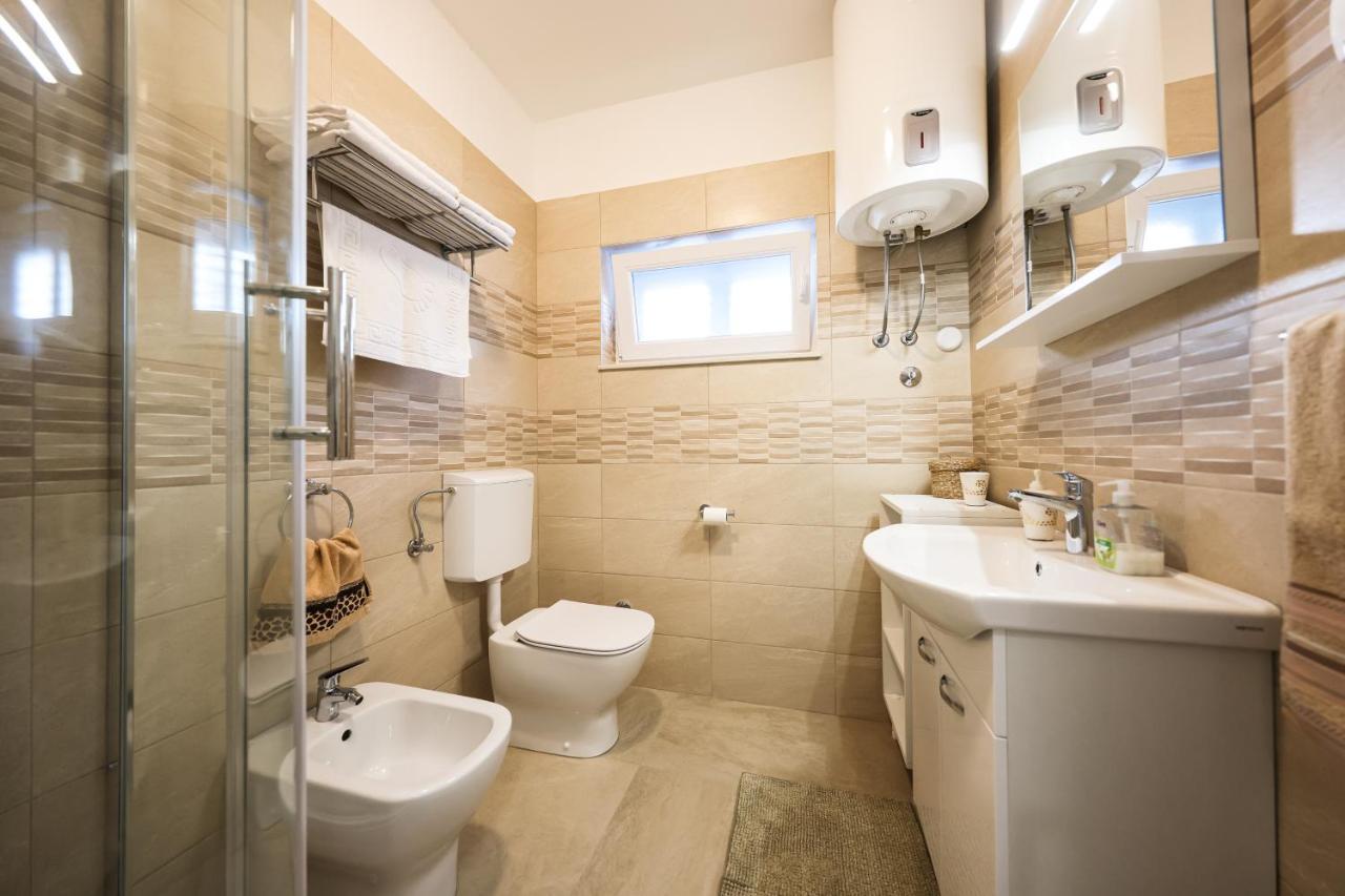 Apartment Puntamika Villa De Rosa - Ground Floor Zadar Bagian luar foto