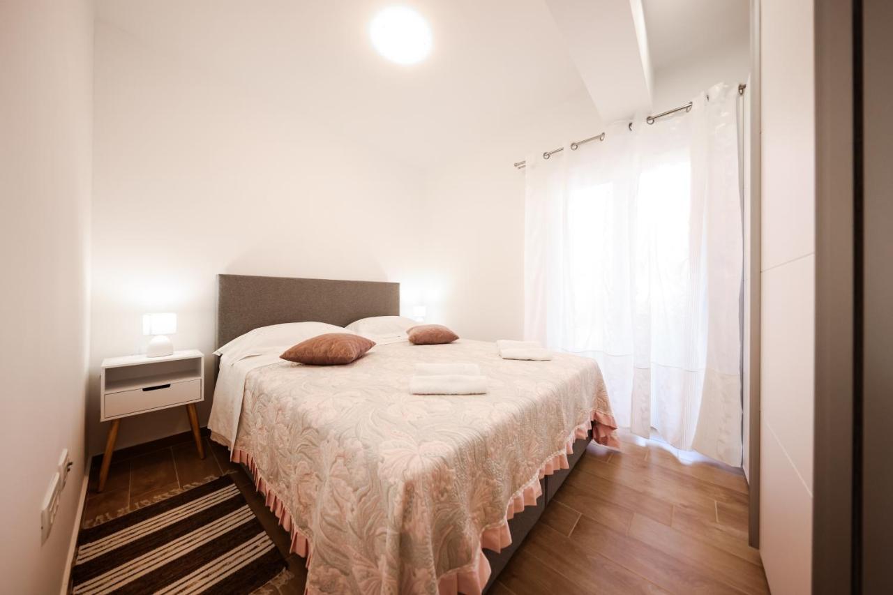 Apartment Puntamika Villa De Rosa - Ground Floor Zadar Bagian luar foto