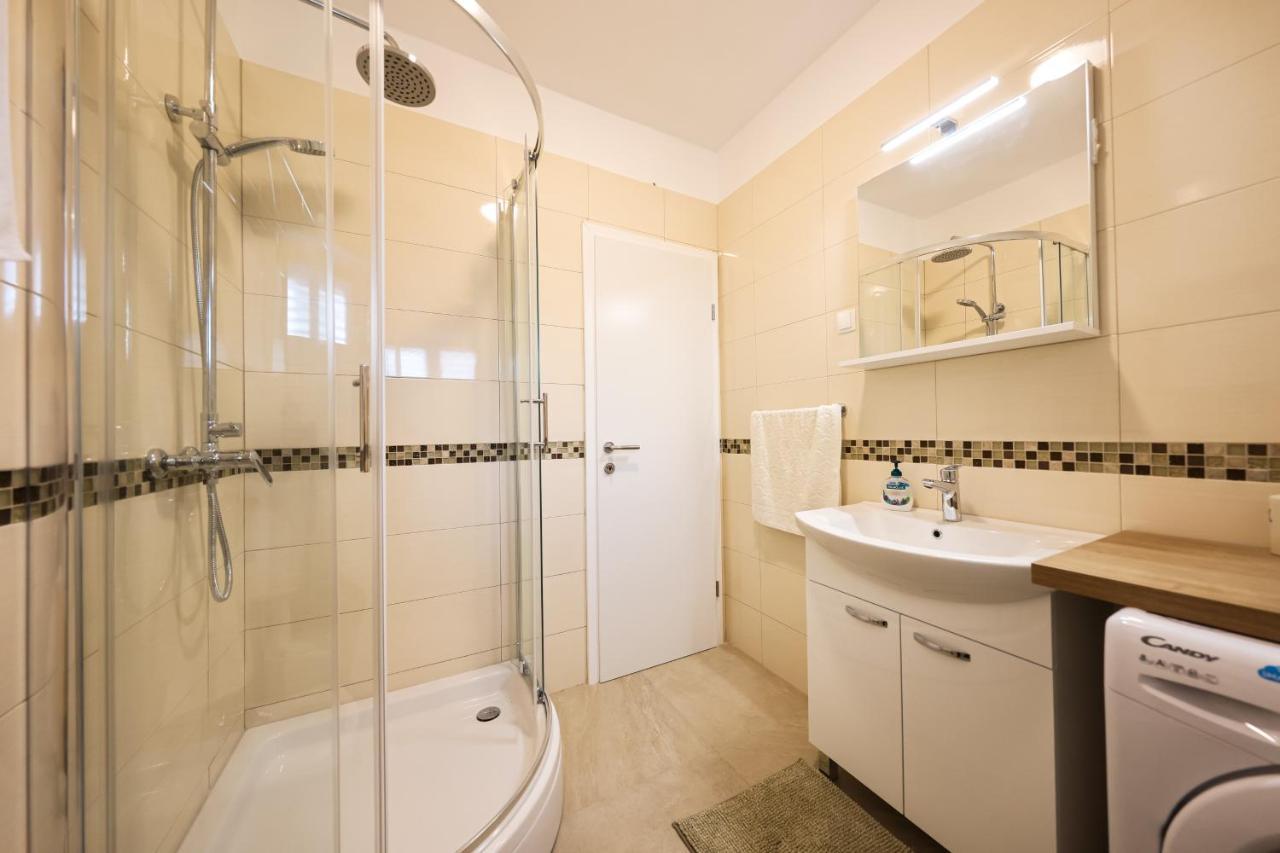 Apartment Puntamika Villa De Rosa - Ground Floor Zadar Bagian luar foto