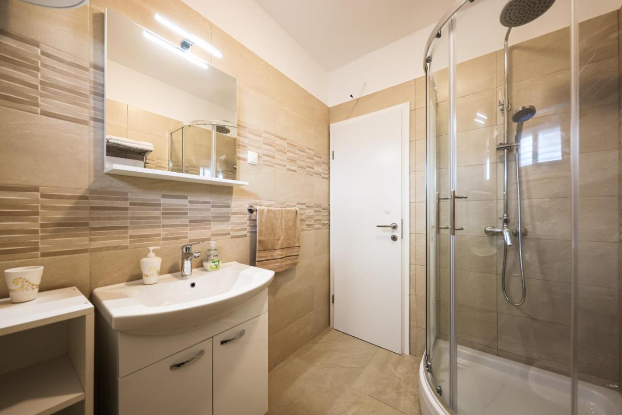 Apartment Puntamika Villa De Rosa - Ground Floor Zadar Bagian luar foto