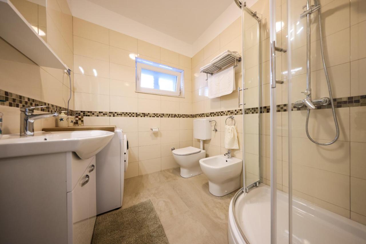 Apartment Puntamika Villa De Rosa - Ground Floor Zadar Bagian luar foto