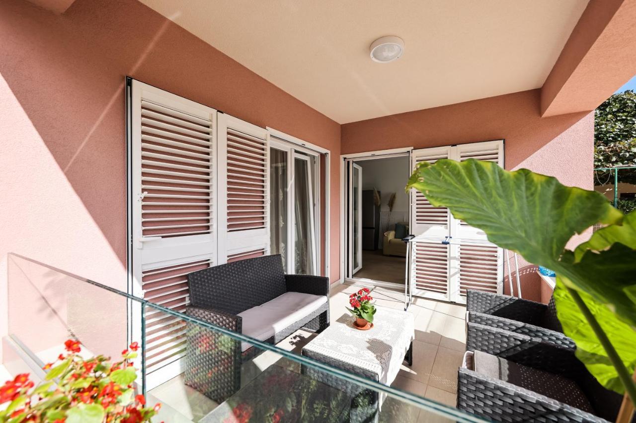 Apartment Puntamika Villa De Rosa - Ground Floor Zadar Bagian luar foto