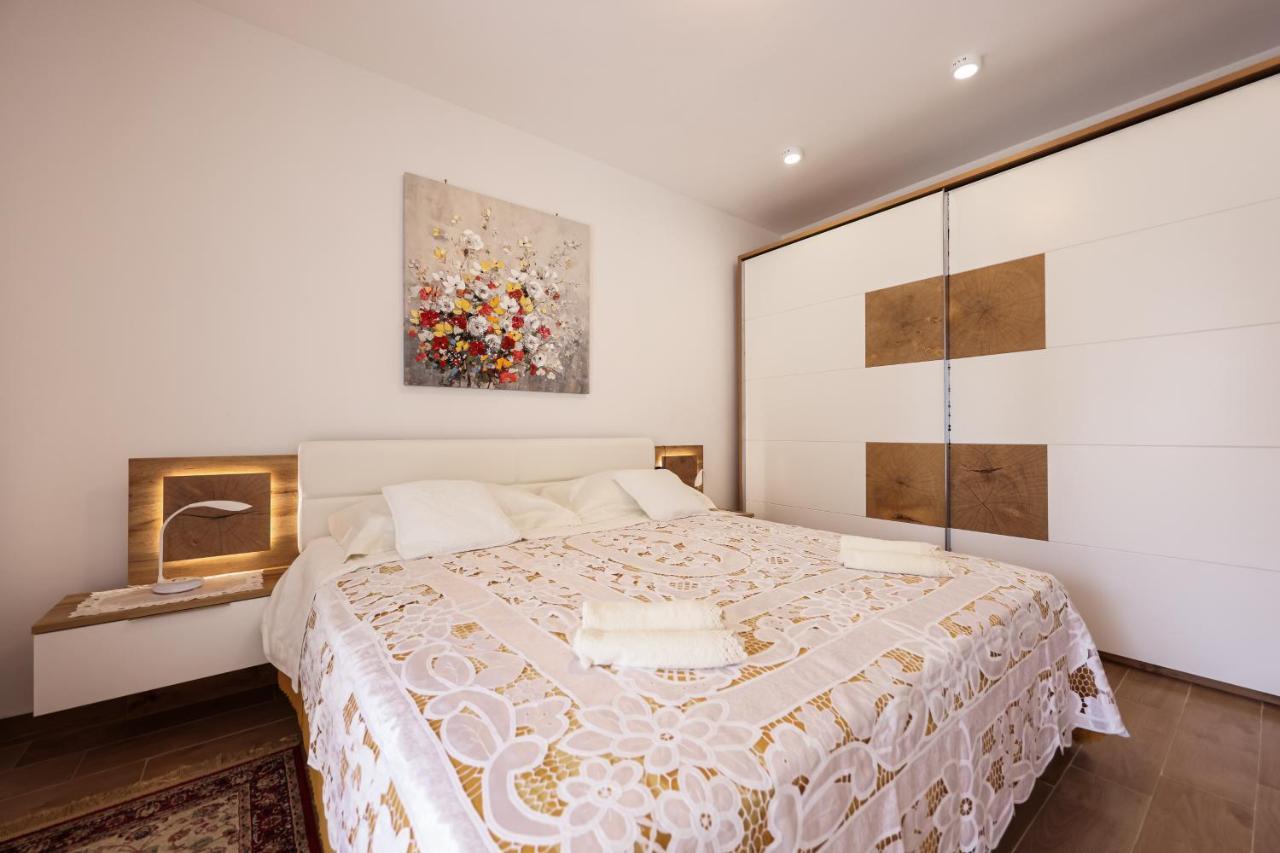 Apartment Puntamika Villa De Rosa - Ground Floor Zadar Bagian luar foto